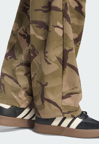 ADIDAS SPORTSWEAR Ohlapna forma Športne hlače 'Seasonal Essentials' | zelena barva