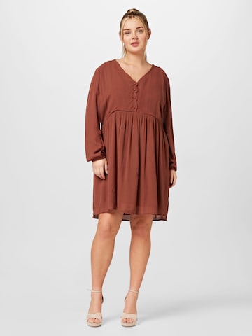 Robe 'Viveka' ABOUT YOU Curvy en marron : devant