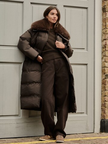 Next Mantel in Braun