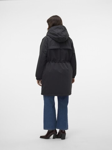Manteau d’hiver 'CALMA' Vero Moda Curve en noir