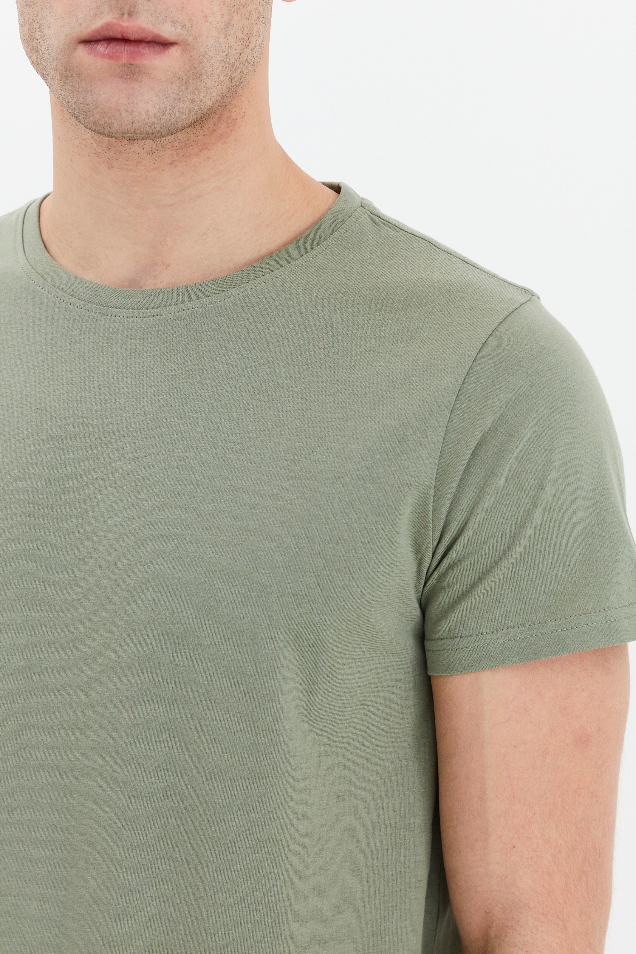 Männer Shirts  Solid T-Shirt 'PEKO' in Grün - JG10949