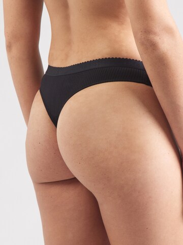 String 'LIVIA' di GUESS in nero
