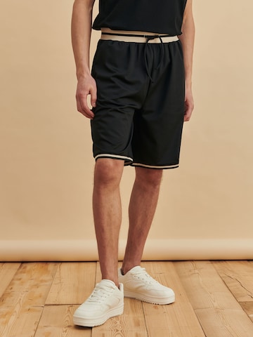 DAN FOX APPAREL Regular Shorts in Schwarz: predná strana