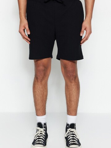 Trendyol Regular Shorts in Schwarz: Vorderseite