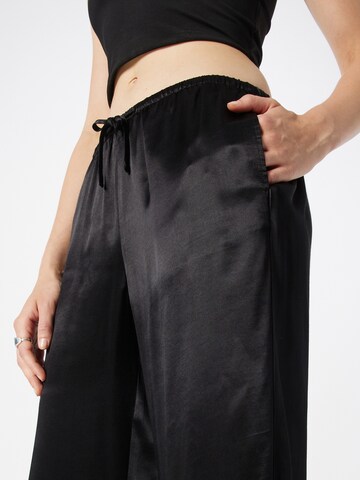 Gina Tricot Szeroka nogawka Spodnie w kolorze czarny