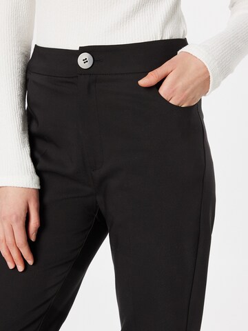 Regular Pantalon à plis 'Hanna' Gina Tricot en noir