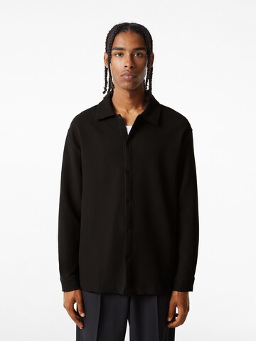 Bershka Regular fit Button Up Shirt in Black: front