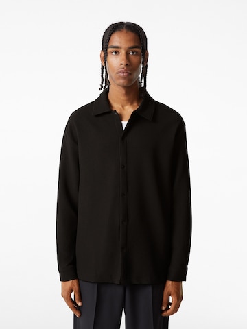 Bershka Regular Fit Skjorte i svart: forside