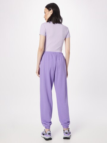 Tapered Pantaloni di Monki in lilla