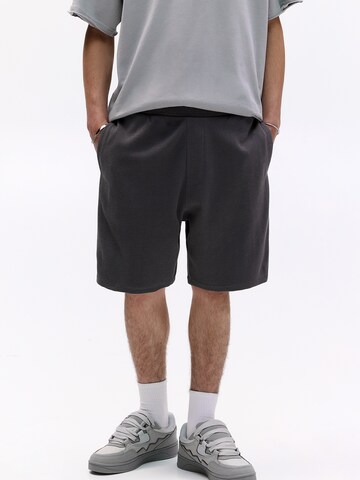 Pull&Bear Loose fit Trousers in Grey: front