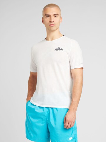 NIKE Функционална тениска 'Trail Solar Chase' в бяло: отпред