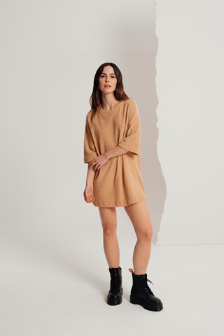 A LOT LESS - Camiseta talla grande 'Luna' en beige