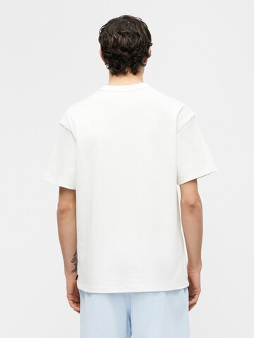 T-Shirt 'PREM ESS' Nike Sportswear en blanc