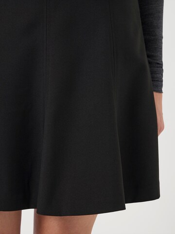 Gonna 'YASRiu' di YAS in nero