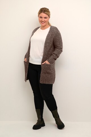 KAFFE CURVE Cardigan 'Calicia' i brun