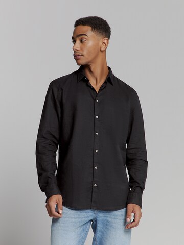 Coupe regular Chemise No Excess en noir : devant