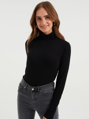 WE Fashion Sweater in Black: front