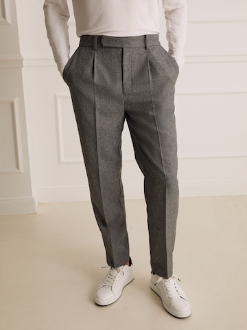 Guido Maria Kretschmer Men Regular Pleated Pants 'Santino' in Grey: front