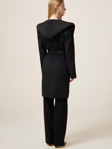 Cappotto invernale di oltre in nero