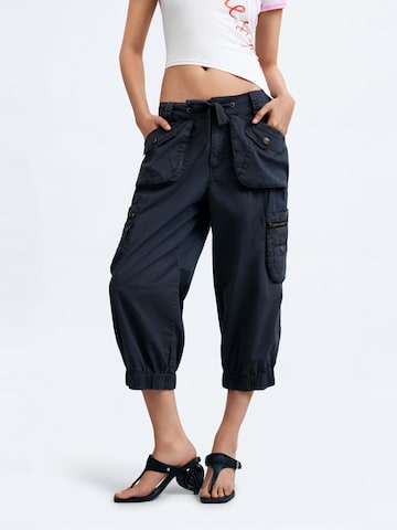 Effilé Pantalon cargo Desigual en noir : devant