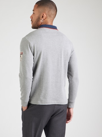 Tricou de la La Martina pe gri: spate