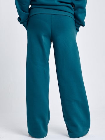 SPORTKIND - Acampanado Pantalón deportivo 'Cotton Sweatpants' en verde