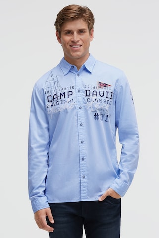 CAMP DAVID Slim Fit Strukturiertes Langarmhemd mit Logo-Applikationen in Blau: Vorderseite