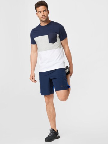 NIKE Regular Sportshorts in Blau