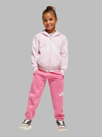 ADIDAS SPORTSWEAR Treenipuku 'ESSENTIAL' värissä vaaleanpunainen: etupuoli