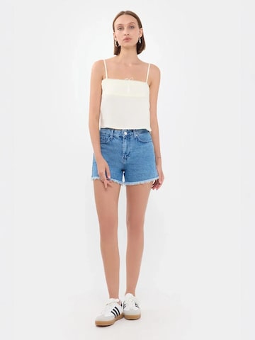 Haut Hiccup en blanc