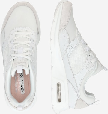 SKECHERS Låg sneaker 'AIR COURT' i vit