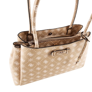 GUESS Schultertasche 'Carrie' in Braun