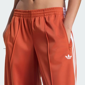 ADIDAS ORIGINALS - Barrel Calças 'Firebird' em vermelho