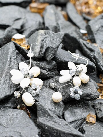 COLLEZIONE ALESSANDRO Earrings 'Blüte' in White