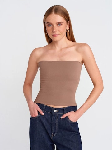 Dilvin Top in Bruin: voorkant