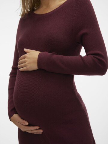 Robes en maille Vero Moda Maternity en rouge