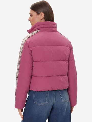 Veste d’hiver 'NEW JEAN PUFFER JACK V5BL11 WGYC2' GUESS en rose