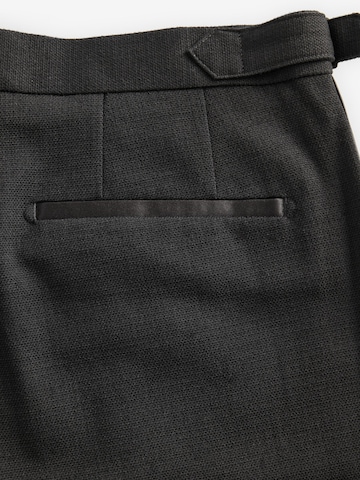 Slimfit Pantaloni cu dungă de la Next pe negru