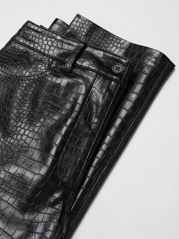 Regular Pantaloni 'CROCO' de la MANGO pe negru