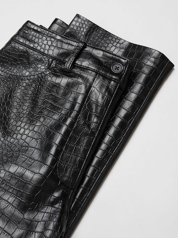 MANGO Regular Hose 'CROCO' in Schwarz