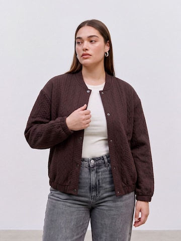 Veste de survêtement 'VMCJanni' Vero Moda Curve en marron : devant