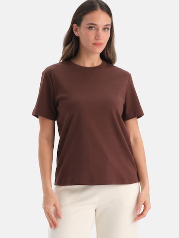 Dagi Μπλουζάκι σε καφέ: μπροστά