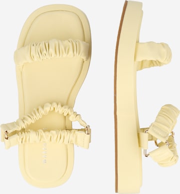 Sandalo con cinturino di Warehouse in giallo