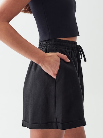 Calli Loose fit Pants in Black: back