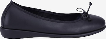 Desa - Bailarina 'DESA Damen DesaComfort Ballerinas aus Leder mit Schleifendetail' en negro: frente