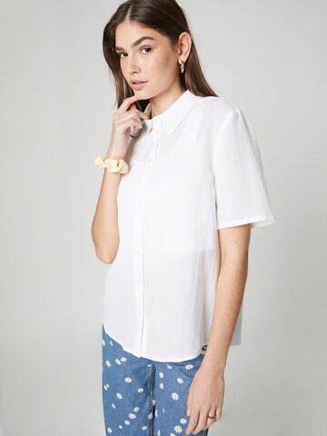 florence by mills exclusive for ABOUT YOU Blouse 'Misty Morning' in Wit: voorkant