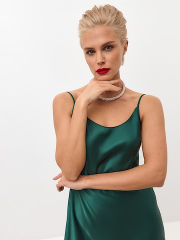 Serena Silueta Mekko 'Below the knee satin slip dress 'Grace'' värissä vihreä
