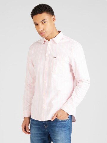 Tommy Jeans Regular fit Overhemd in Roze: voorkant