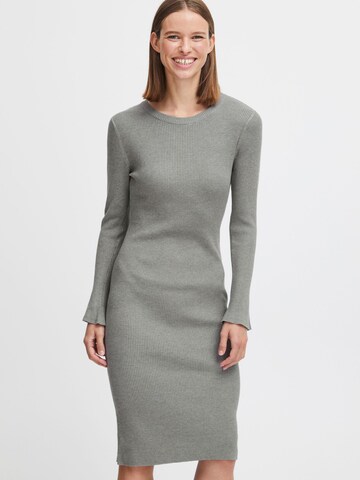 Abito in maglia di b.young in grigio: frontale