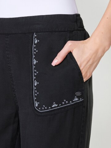 regular Pantaloni di KOROSHI in nero